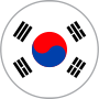 Det sydkoreanske flag med hvid baggrund, Taeguk-symbolet i midten og sorte trigrammer.